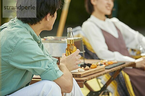 Japanische Freunde feiern eine Party im Garten