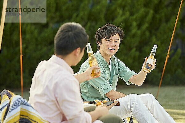 Japanische Freunde feiern eine Party im Garten