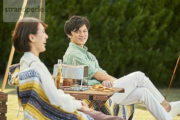 Japanische Freunde feiern eine Party im Garten