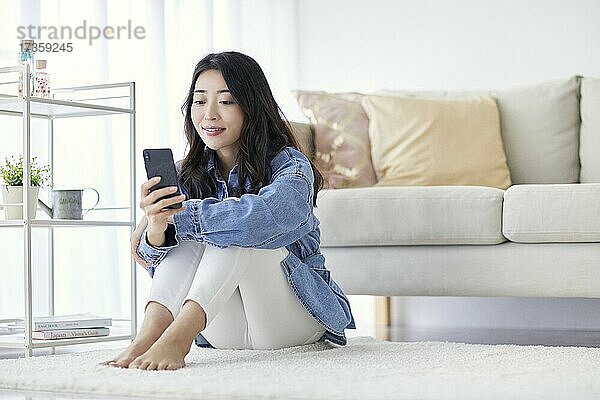 Japanerin genießt die Zeit zu Hause