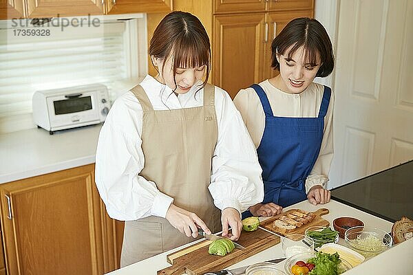 Japanische Freunde kochen zu Hause