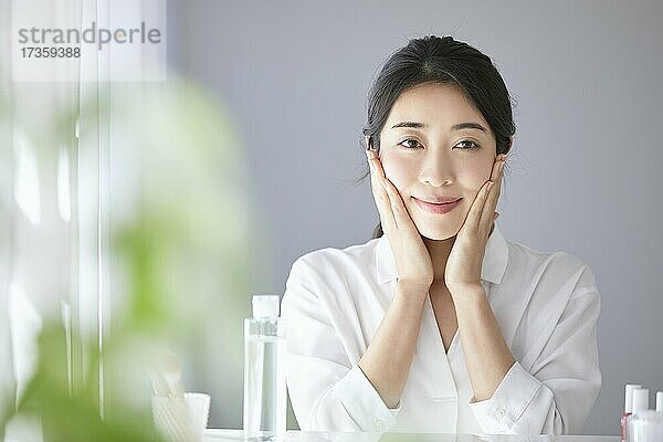 Japanerin genießt die Zeit zu Hause