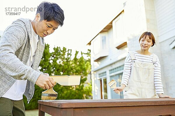 Japanische Freunde arbeiten im Garten