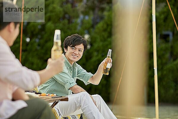 Japanische Freunde feiern eine Party im Garten