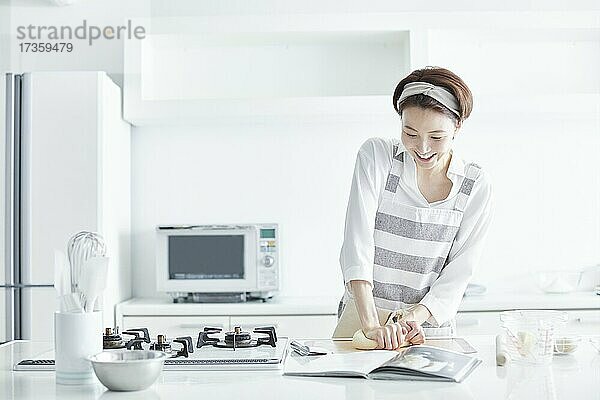 Japanerin beim Kochen zu Hause