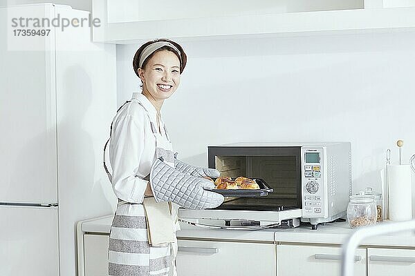 Japanerin beim Kochen zu Hause