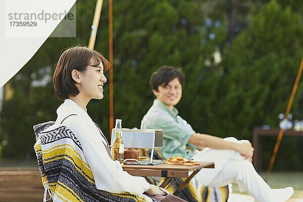 Japanische Freunde feiern eine Party im Garten