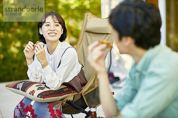 Japanische Freunde feiern eine Party im Garten