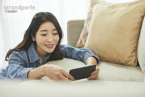 Japanerin genießt die Zeit zu Hause