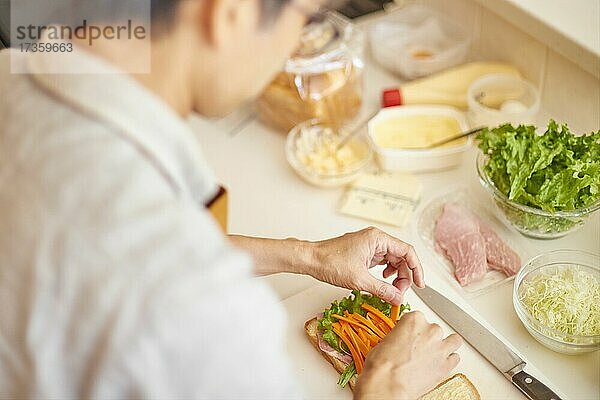 Japanische Freunde kochen zu Hause