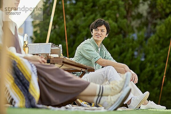 Japanische Freunde feiern eine Party im Garten