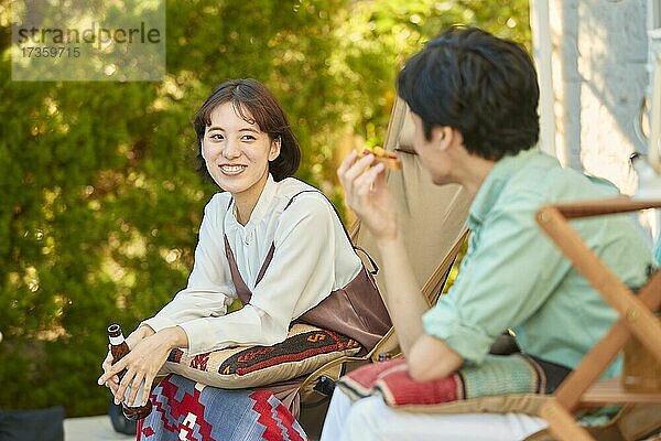 Japanische Freunde feiern eine Party im Garten