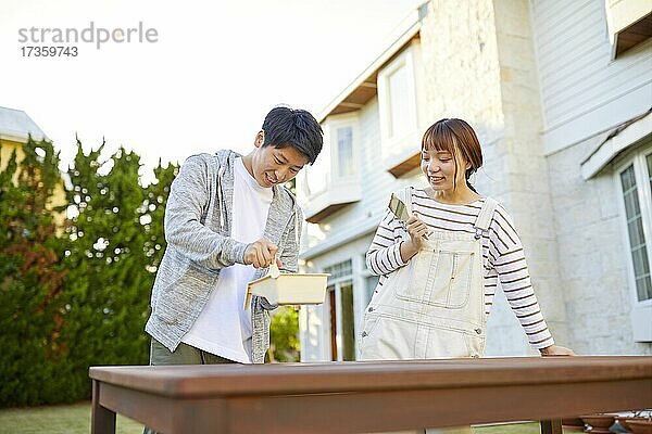 Japanische Freunde arbeiten im Garten