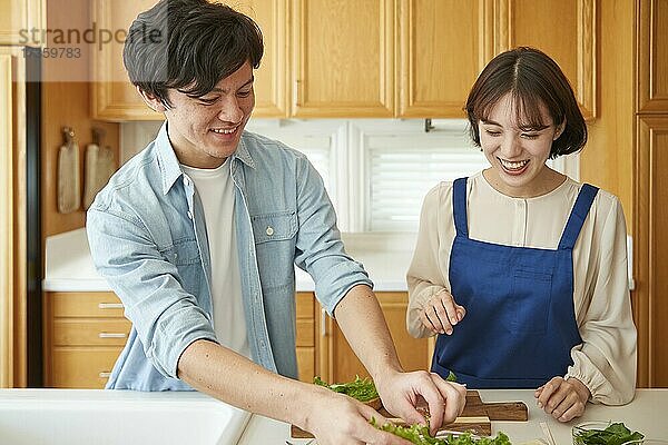 Japanische Freunde kochen zu Hause