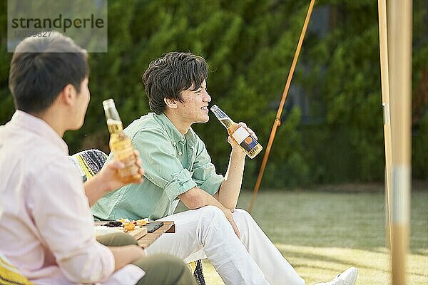 Japanische Freunde feiern eine Party im Garten