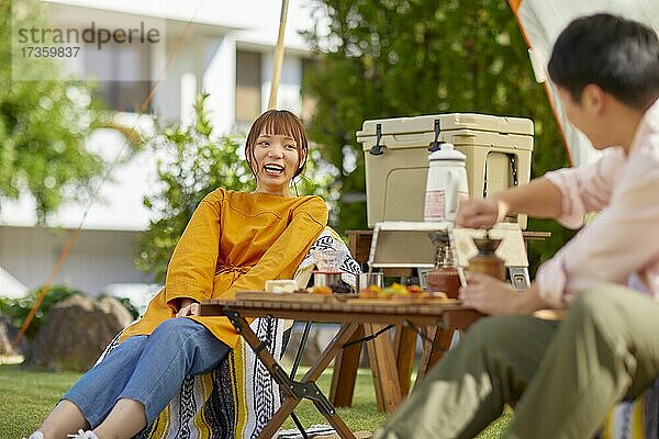 Japanische Freunde feiern eine Party im Garten