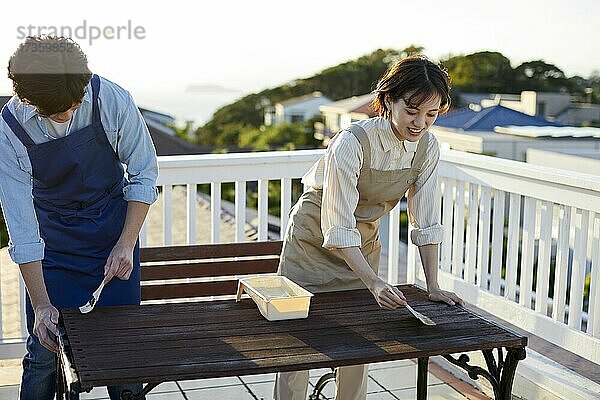 Japanische Freunde arbeiten im Garten