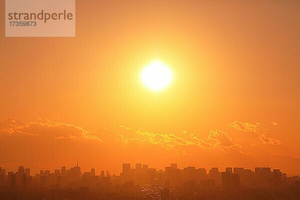Sonnenuntergang über dem Stadtbild von Tokio