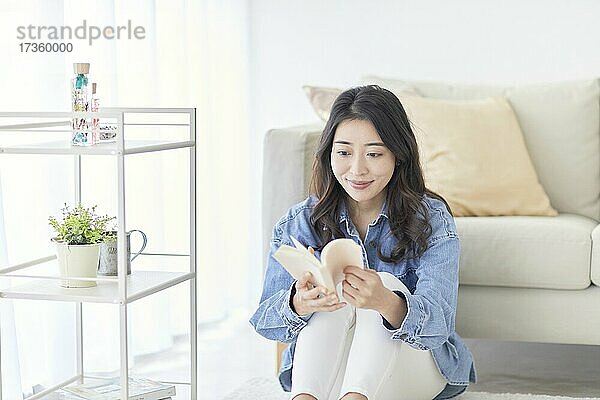 Japanerin genießt die Zeit zu Hause