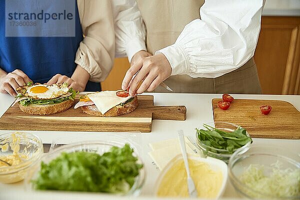 Japanische Freunde kochen zu Hause