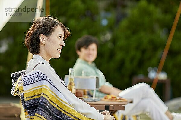 Japanische Freunde feiern eine Party im Garten