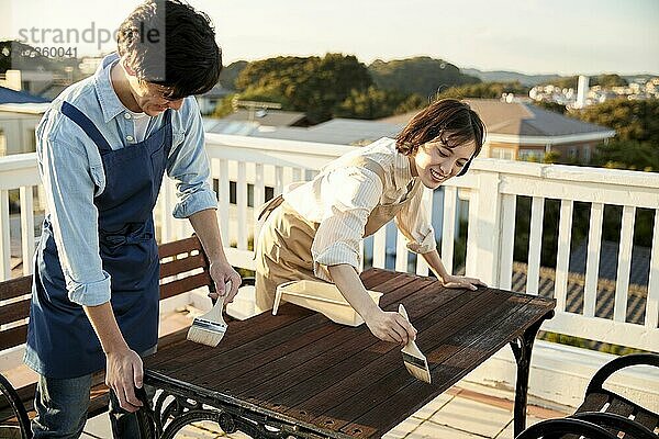 Japanische Freunde arbeiten im Garten