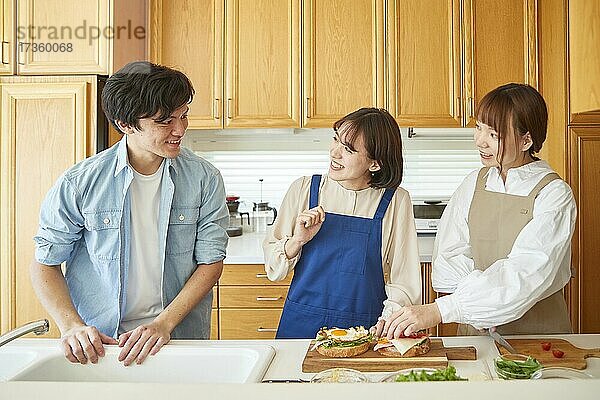 Japanische Freunde kochen zu Hause