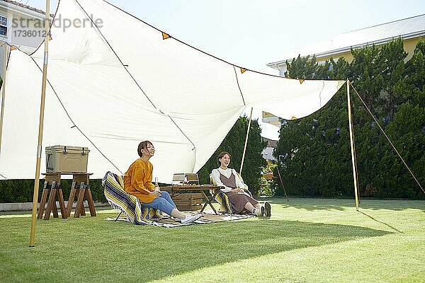 Japanische Freunde feiern eine Party im Garten