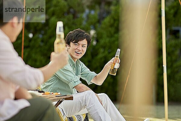 Japanische Freunde feiern eine Party im Garten