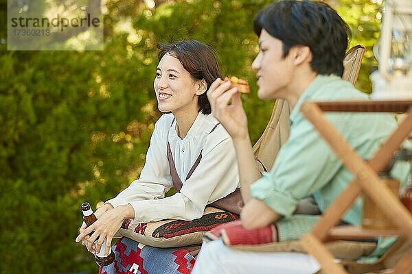 Japanische Freunde feiern eine Party im Garten