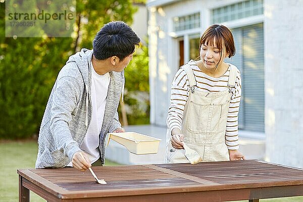 Japanische Freunde arbeiten im Garten