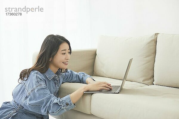 Japanerin genießt die Zeit zu Hause