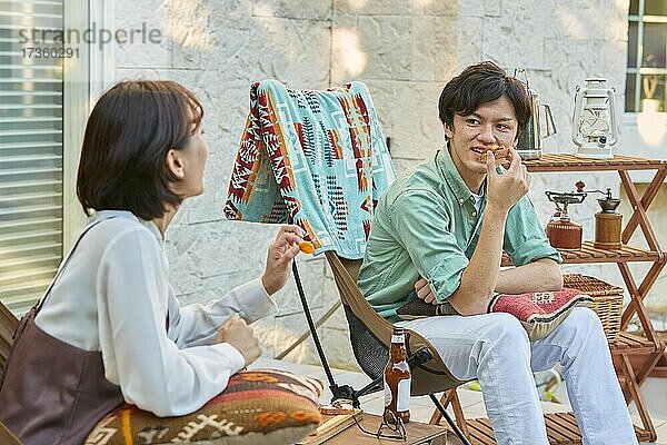 Japanische Freunde feiern eine Party im Garten