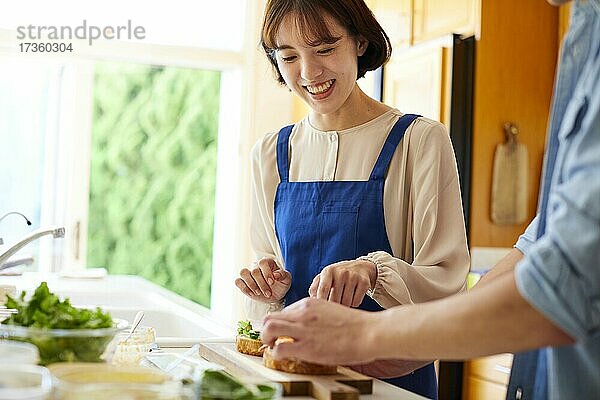 Japanische Freunde kochen zu Hause