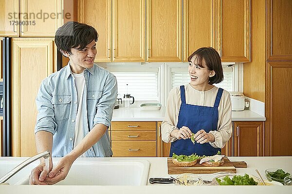 Japanische Freunde kochen zu Hause