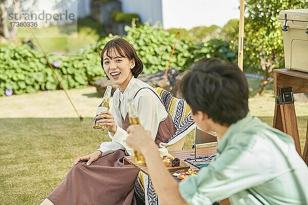 Japanische Freunde feiern eine Party im Garten