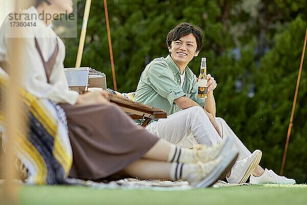 Japanische Freunde feiern eine Party im Garten