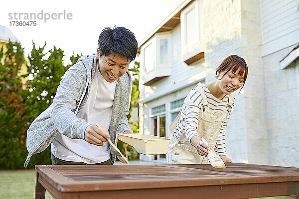 Japanische Freunde arbeiten im Garten