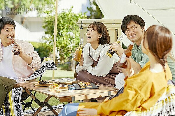 Japanische Freunde feiern eine Party im Garten