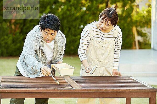 Japanische Freunde arbeiten im Garten