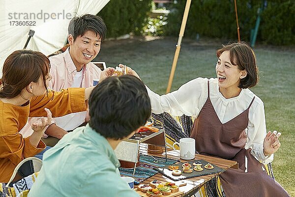 Japanische Freunde feiern eine Party im Garten