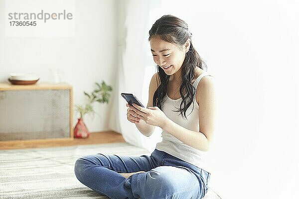 Japanerin genießt die Zeit zu Hause