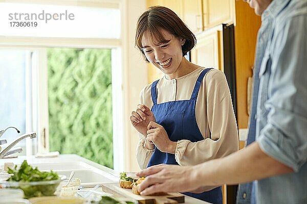 Japanische Freunde kochen zu Hause