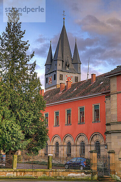 Schloss und Kirchturm der evangelischen Stadtkirche in Schwaigern im Kraichgau  Landkreis Heilbronn  Baden-Württemberg; Süddeutschland  Deutschland  Europa.