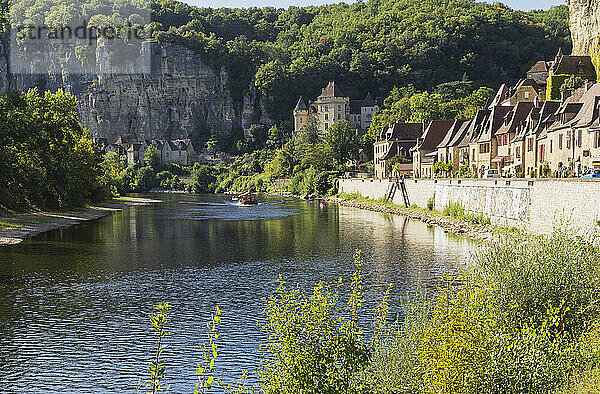 Frankreich  Dordogne  La Roque-Gageac  Historisches Dorf am Ufer des Flusses Dordogne im Sommer