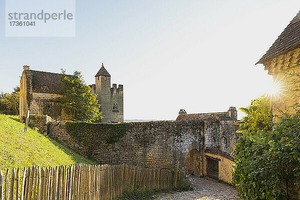 Frankreich  Dordogne  Beynac-et-Cazenac  Kopfsteinpflasterstraße des Schlosses Chateau de Beynac bei Sonnenuntergang