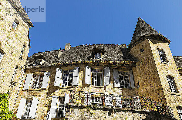 Frankreich  Dordogne  Sarlat-la-Caneda  Verschlossene Fenster eines alten mittelalterlichen Wohnhauses