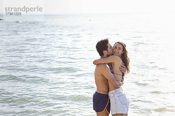 Freund küsst und umarmt Freundin am Trasimenischen See