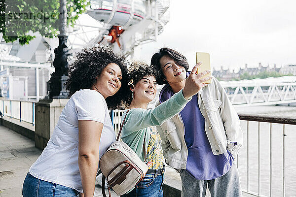 Multiethnische Freunde machen ein Selfie mit dem Smartphone