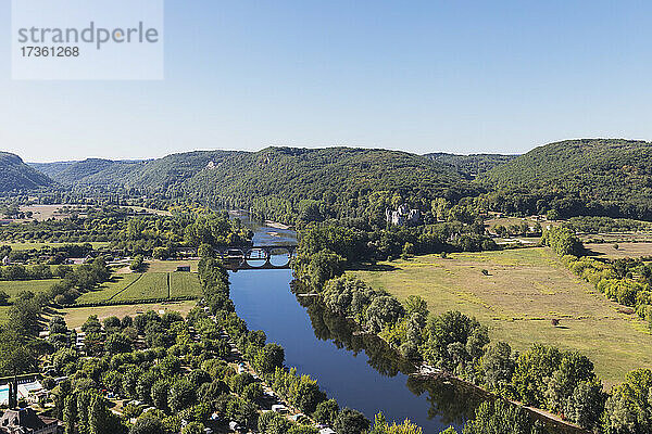 Der Fluss Dordogne und die umliegende Landschaft im Sommer